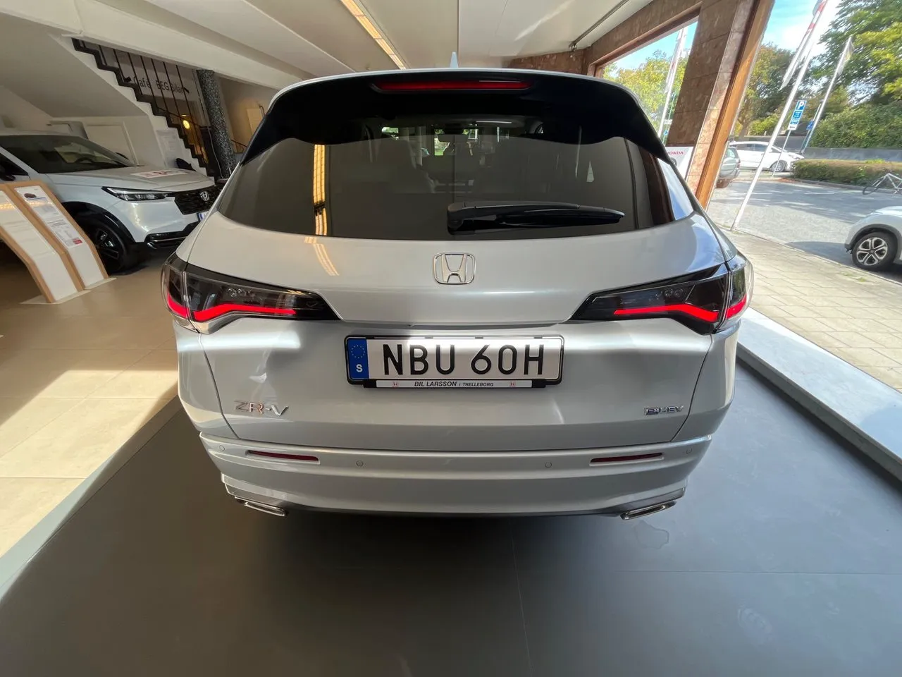 Vehicle image 5