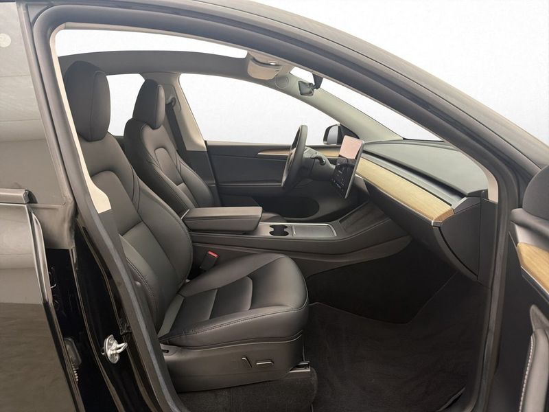 Tesla Model Y bild 25