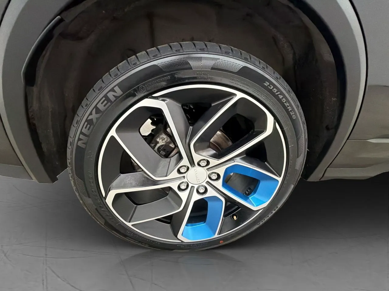 Vehicle image 32