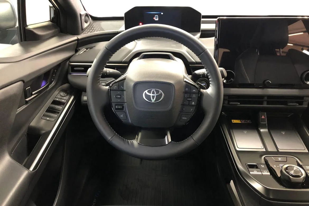 Vehicle image 10