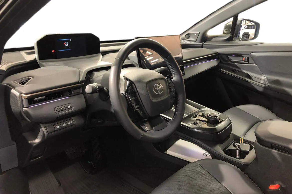 Vehicle image 13