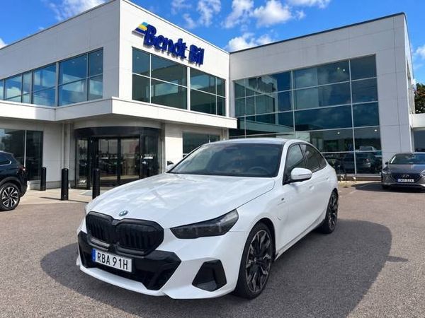 BMW 530 e M Sport Pro Innovation /Komfortstolar / 21"/ 1 ägare - 2024