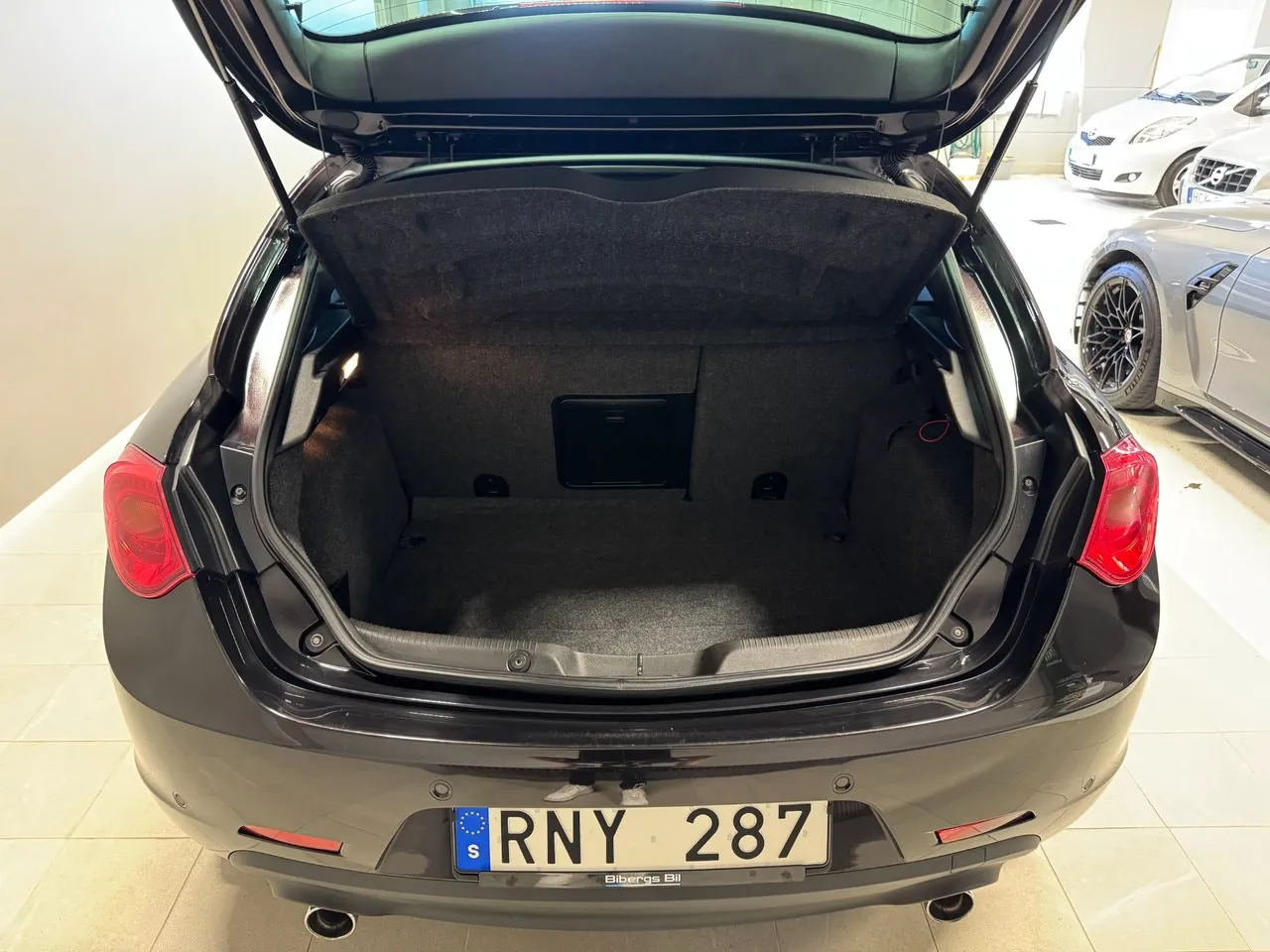 Vehicle image 15