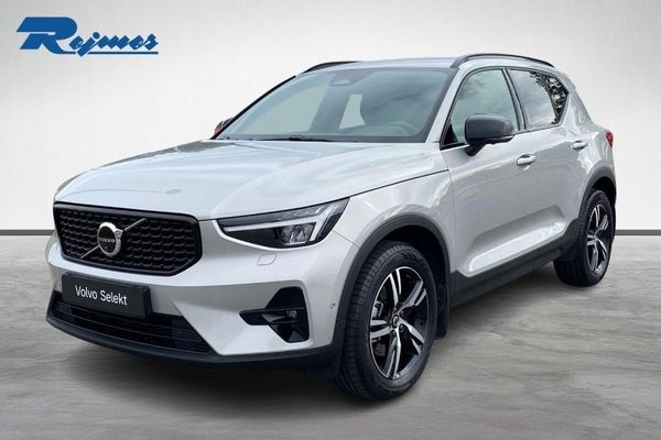 Volvo XC40 B3 FWD Bensin Plus Dark/Dragkork/360-Kam/BLIS/Keyless - 2025