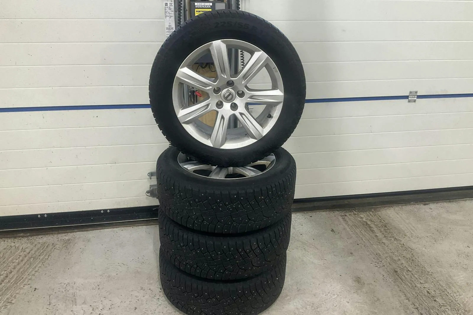 Vehicle image 16