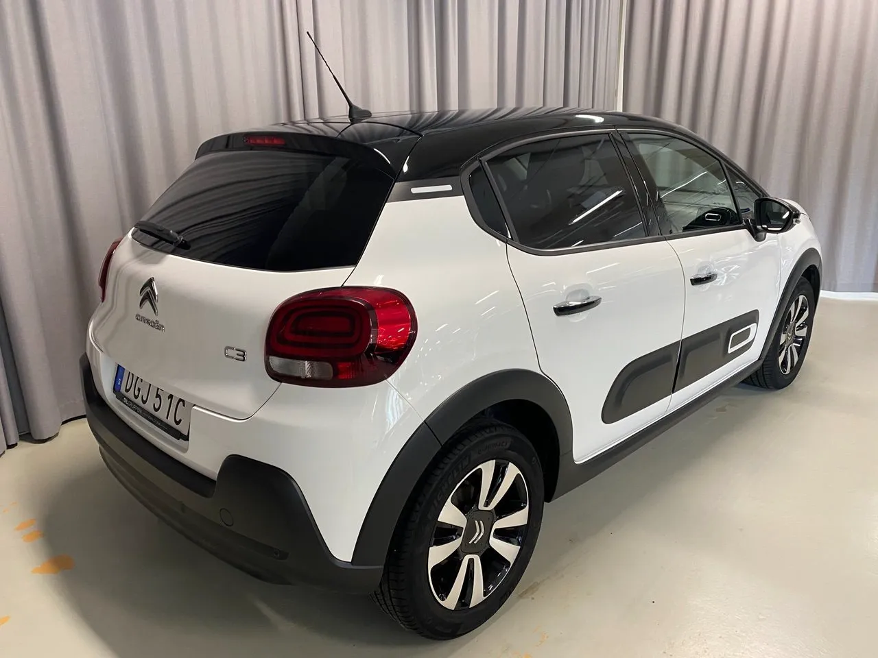 Vehicle image 4