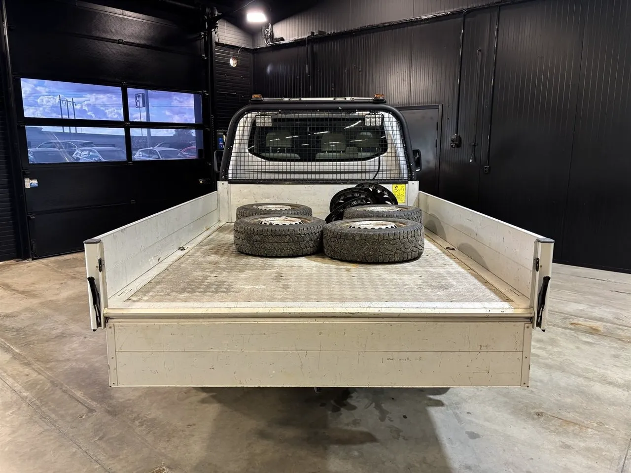 Vehicle image 16