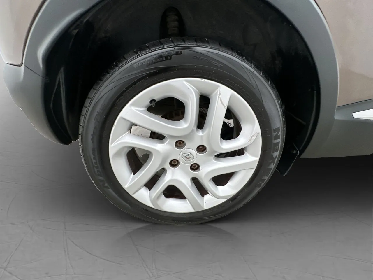 Vehicle image 25