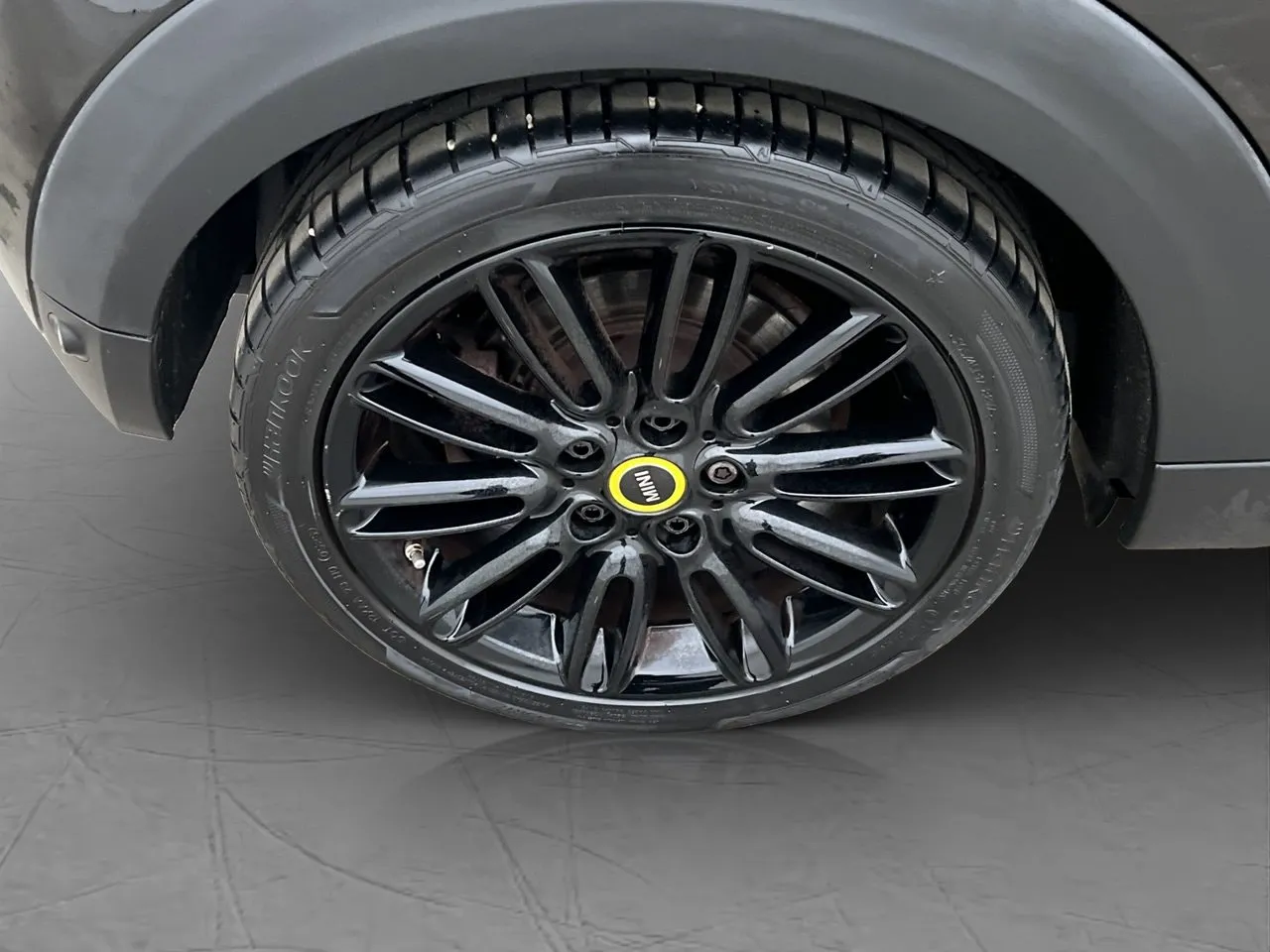 Vehicle image 32