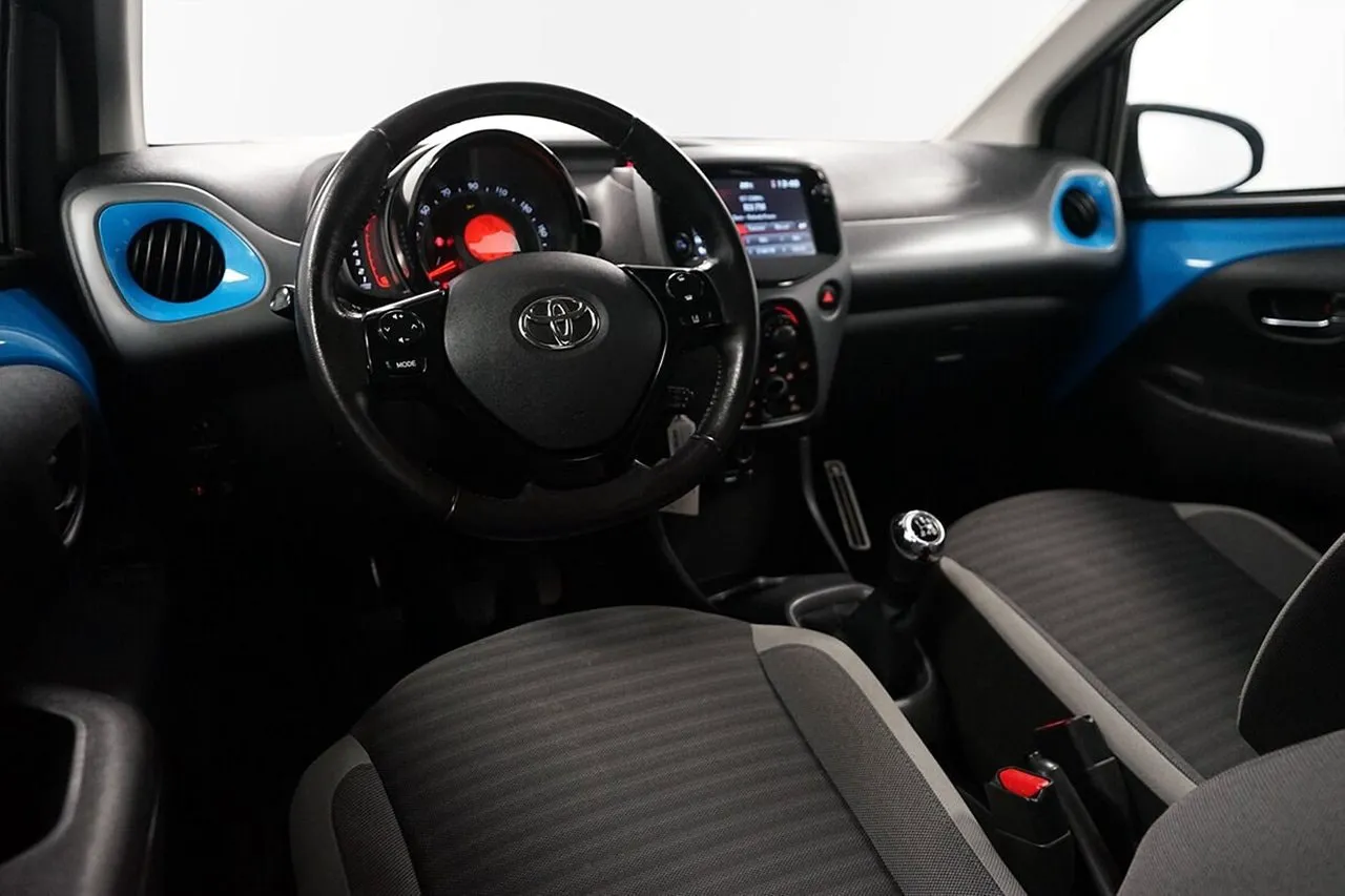 Vehicle image 9