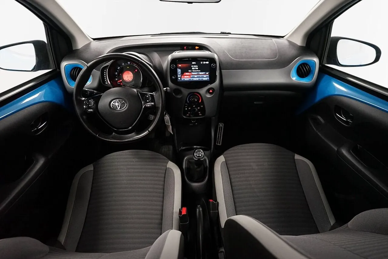 Vehicle image 10