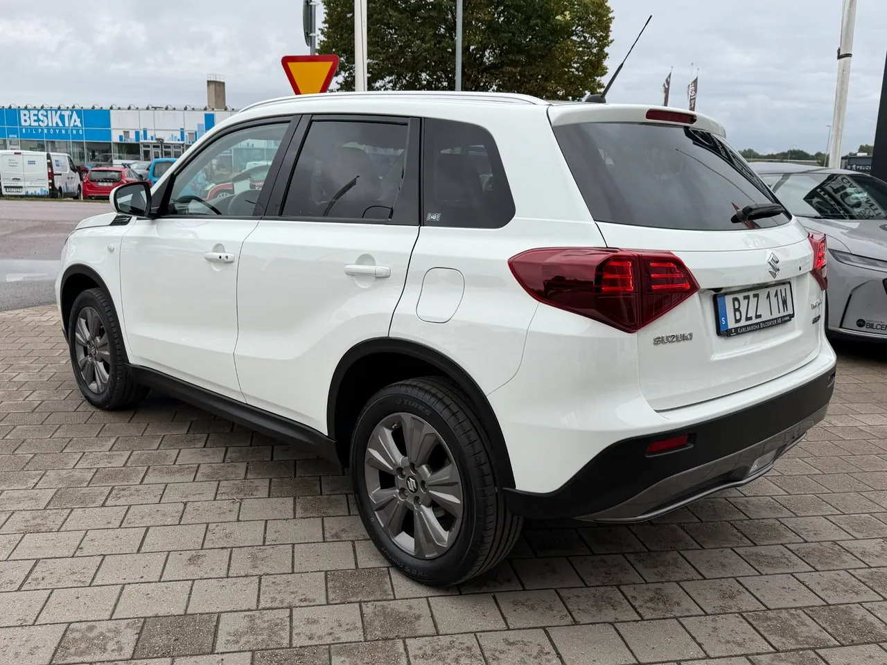 Vehicle image 5