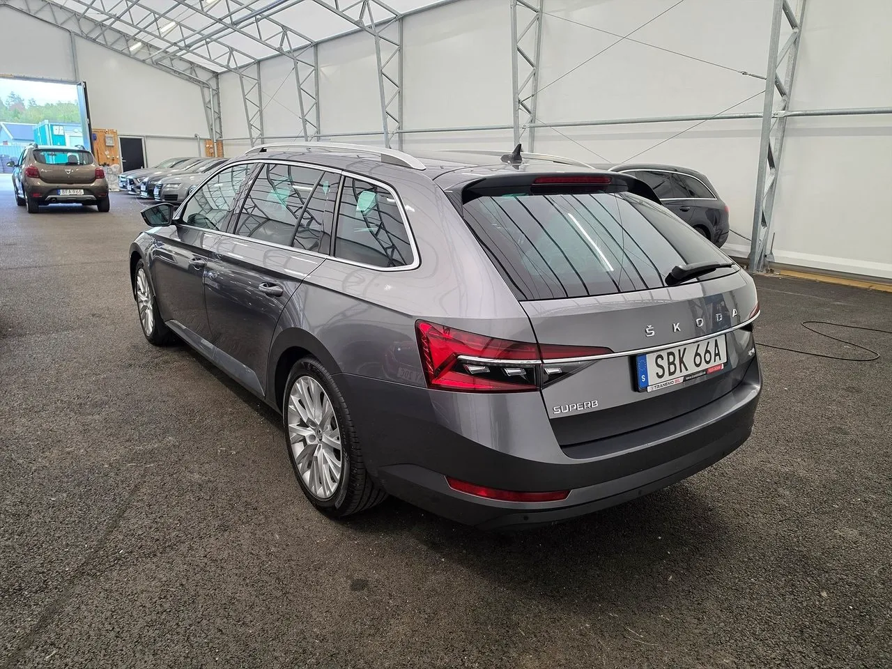 Vehicle image 4