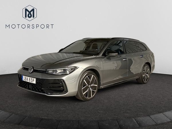 Volkswagen Passat eHybrid 272hk R-Line Drag/Skinn/Värmare/Panorama/H&K - 2025