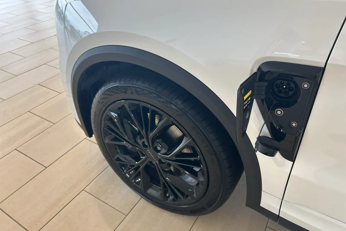 Vehicle image 16