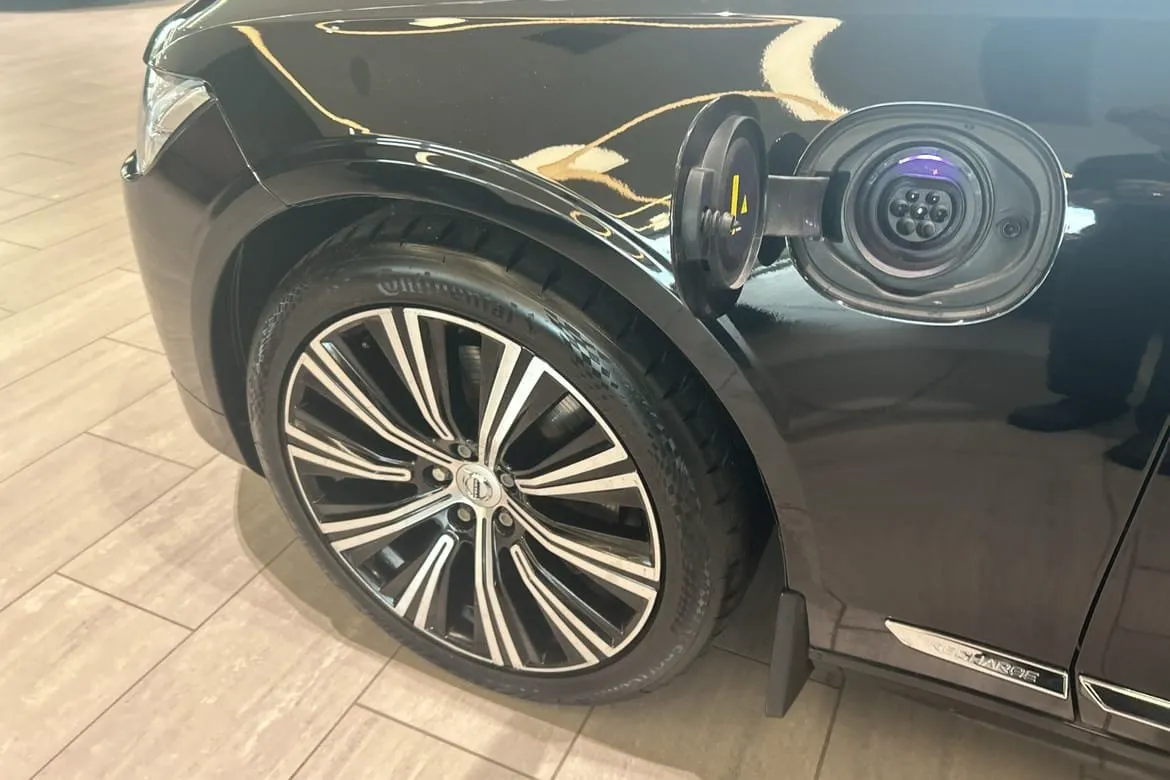 Vehicle image 16