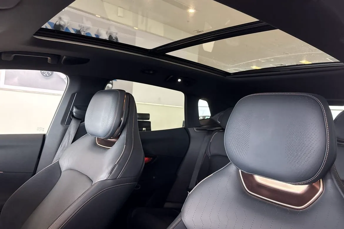 Vehicle image 14