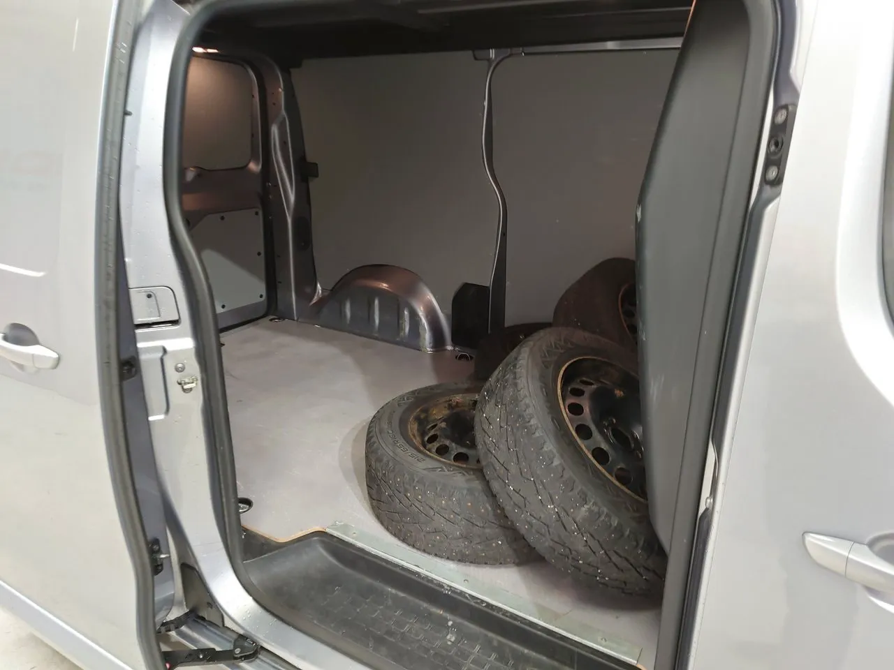 Vehicle image 11
