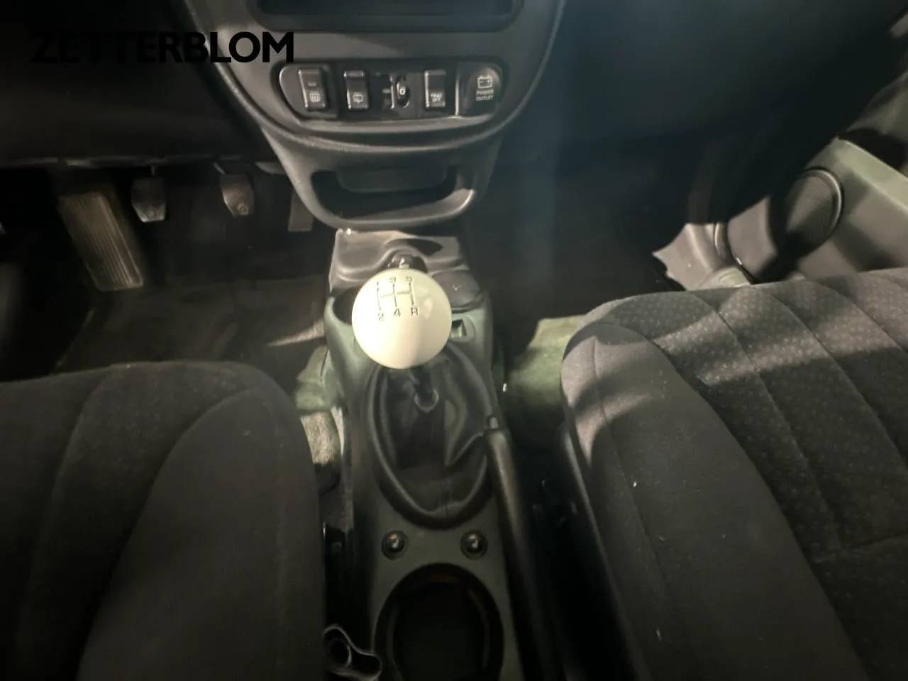 Vehicle image 13