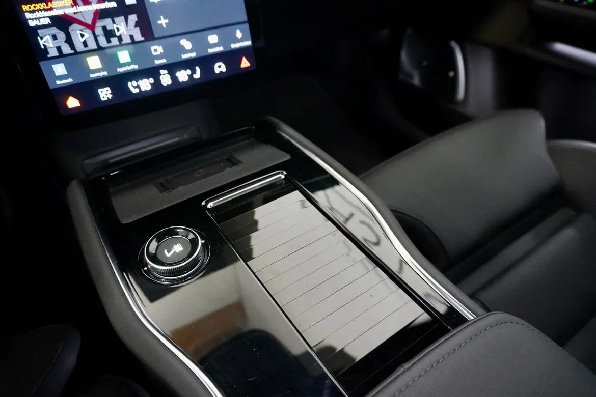 Vehicle image 18