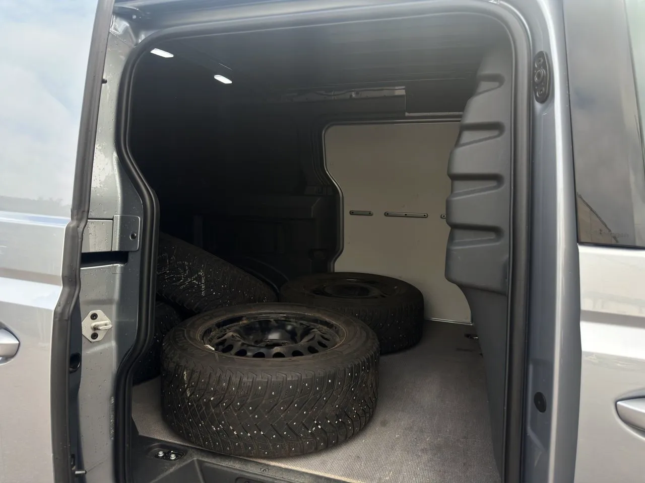 Vehicle image 16