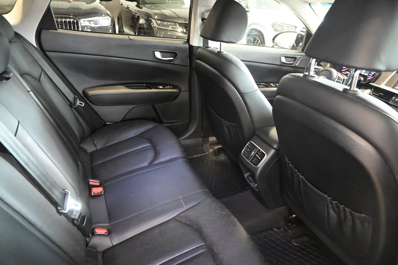 Vehicle image 15