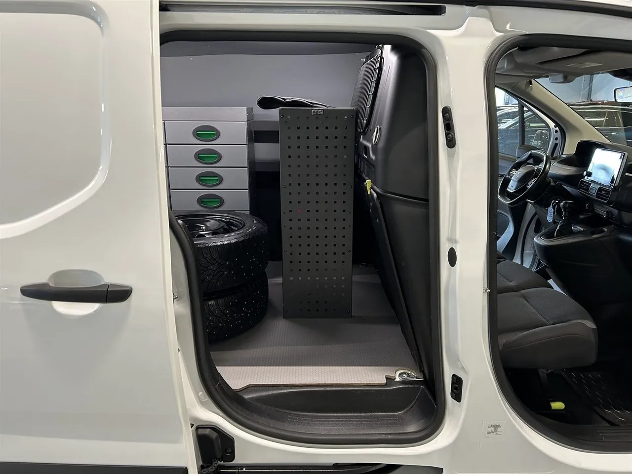 Vehicle image 18