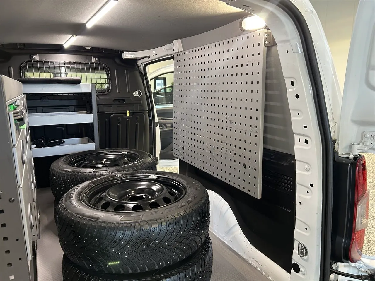 Vehicle image 16