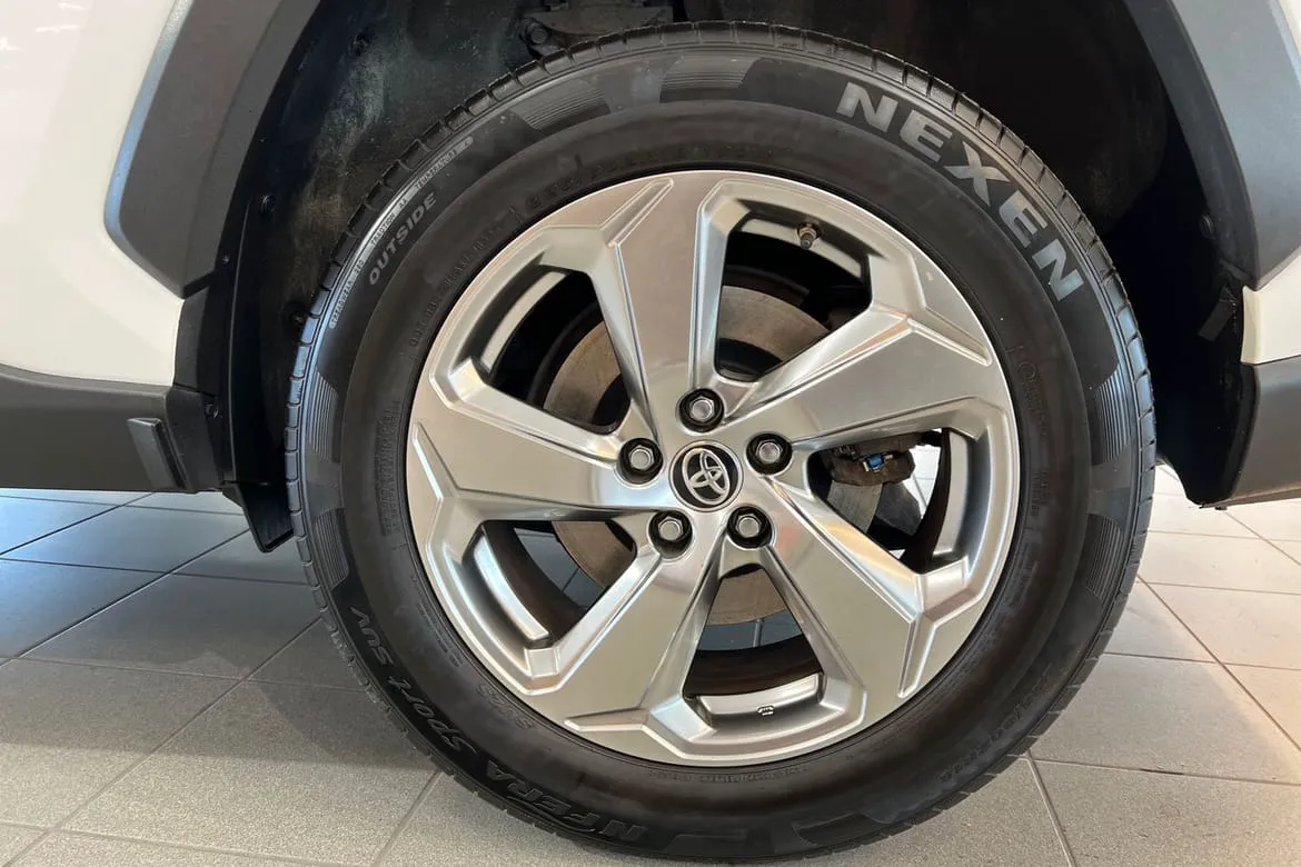 Vehicle image 16