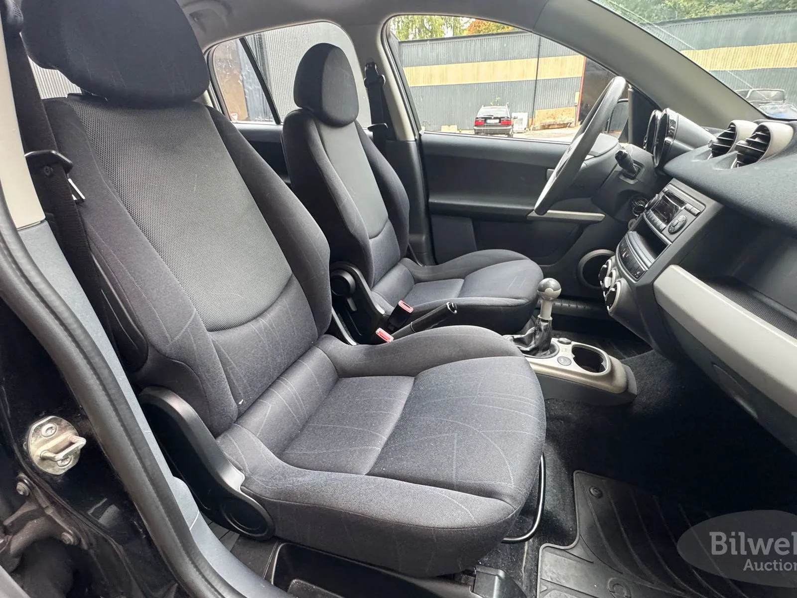 Vehicle image 32