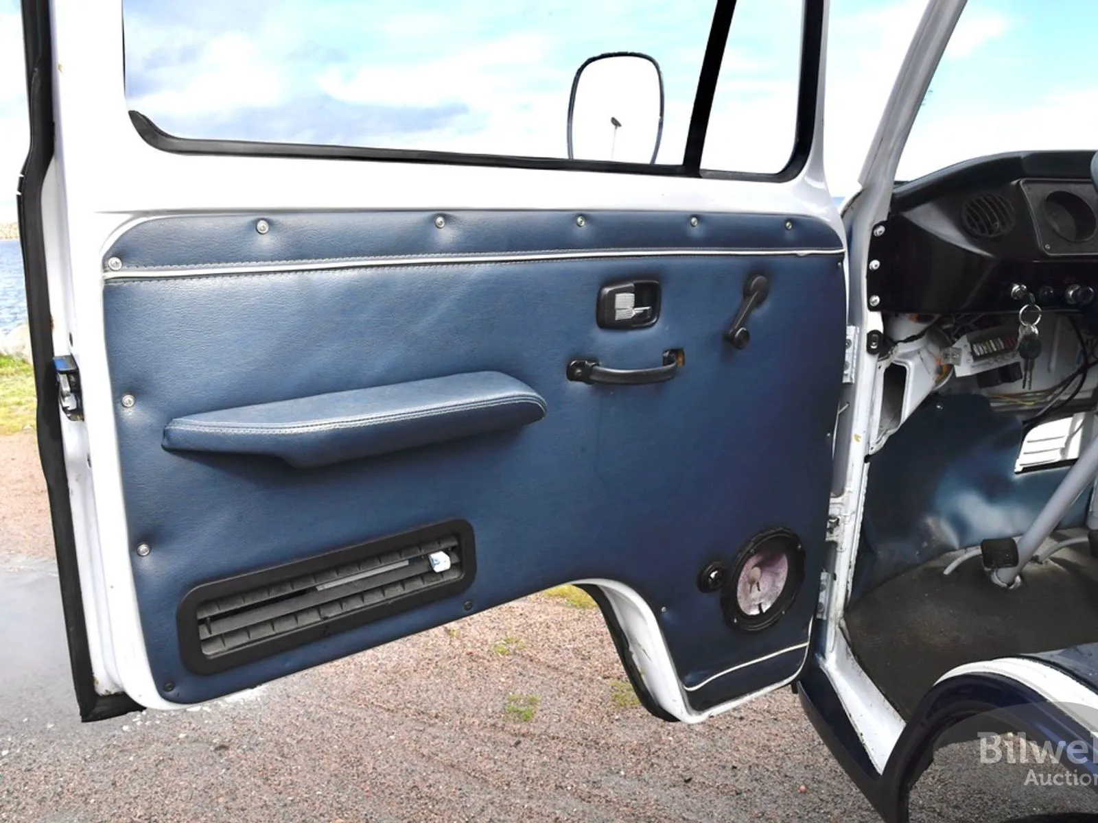 Vehicle image 21
