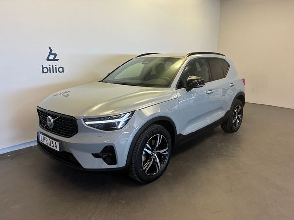 Volvo XC40 B4 FWD Bensin Plus Dark / Keyless / Dragkrok / Navigation / Backkamera / - 2025