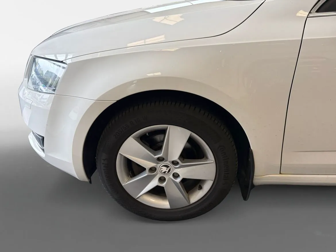 Vehicle image 16