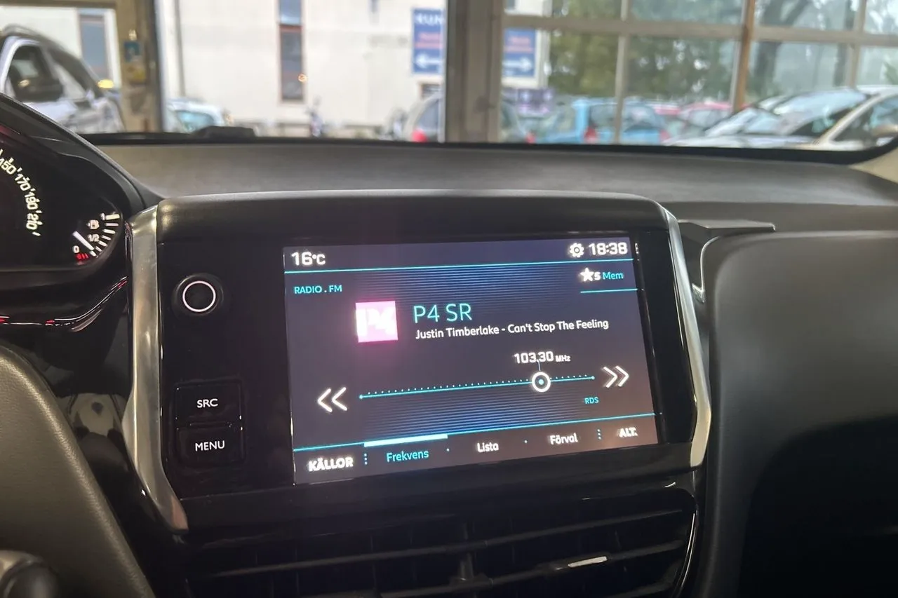 Vehicle image 14