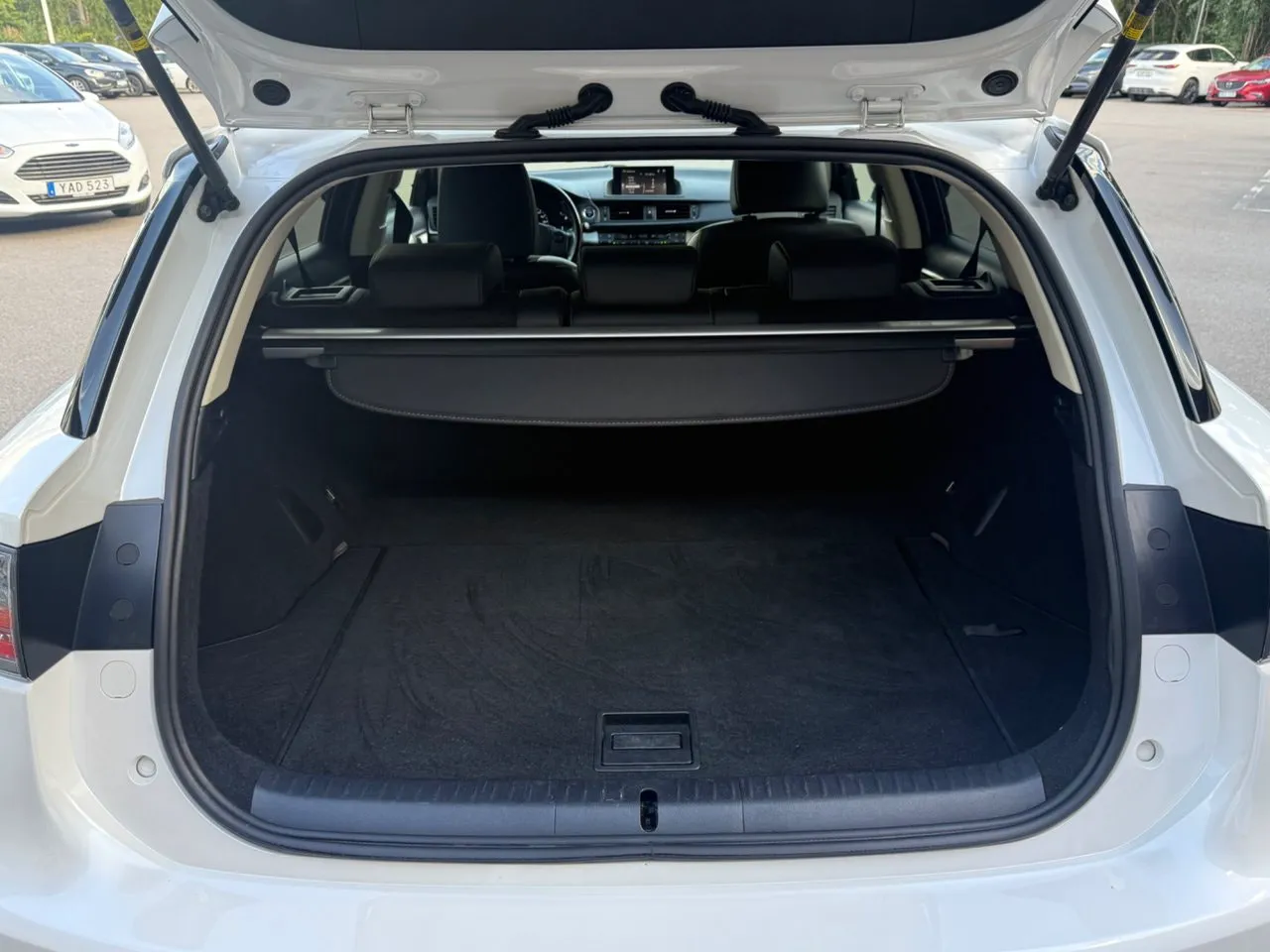 Vehicle image 16