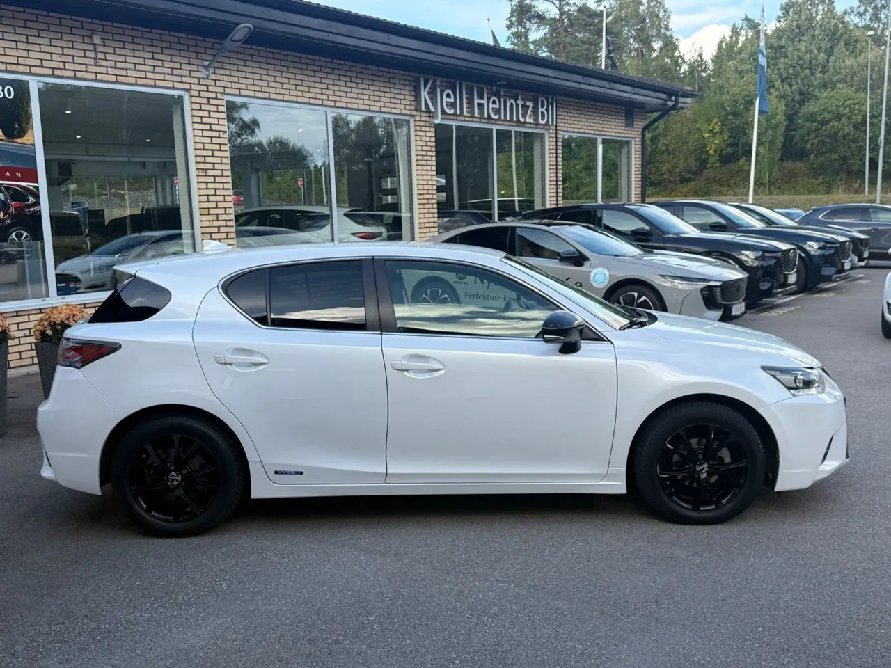 Vehicle image 5