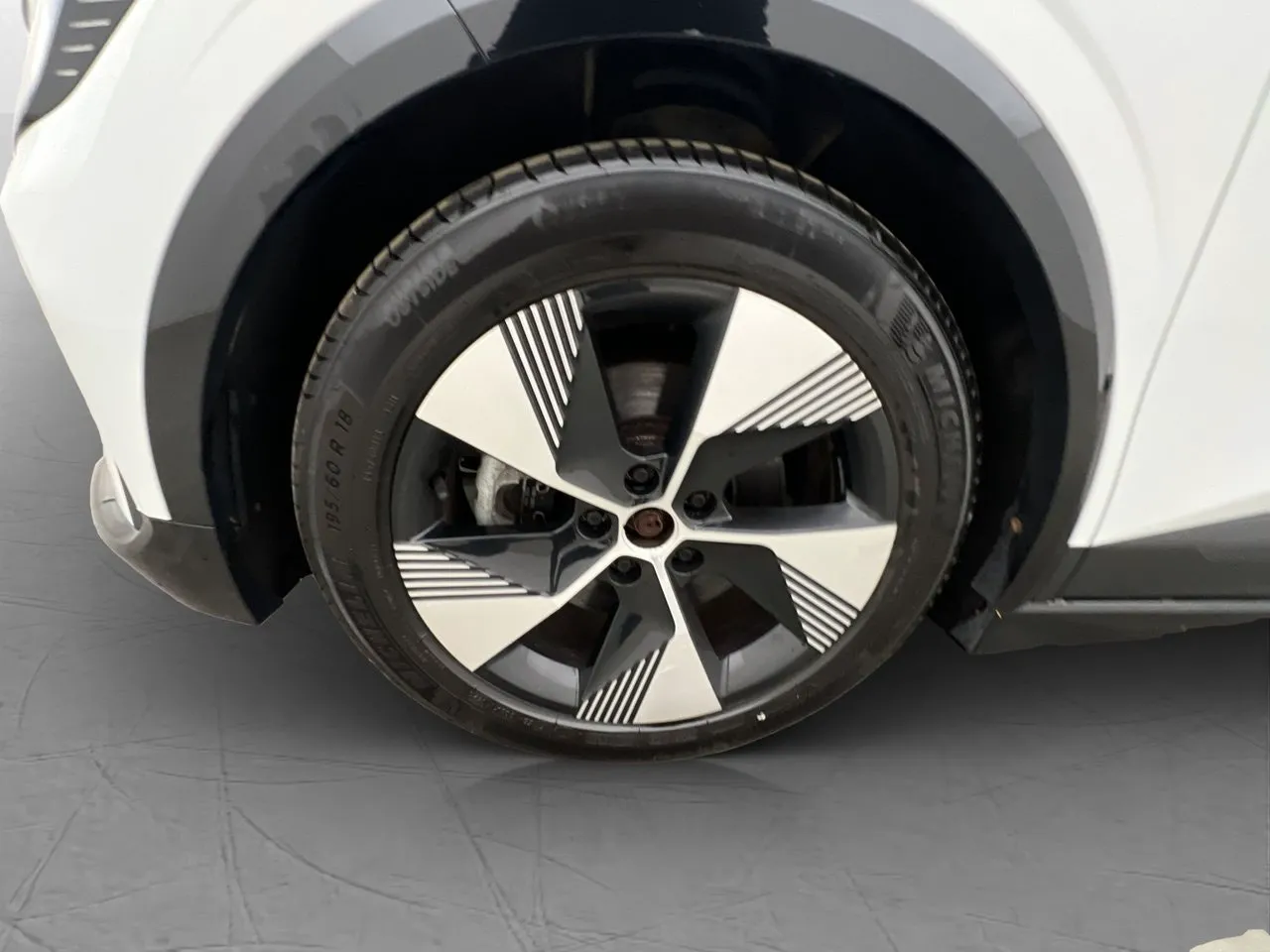 Vehicle image 32