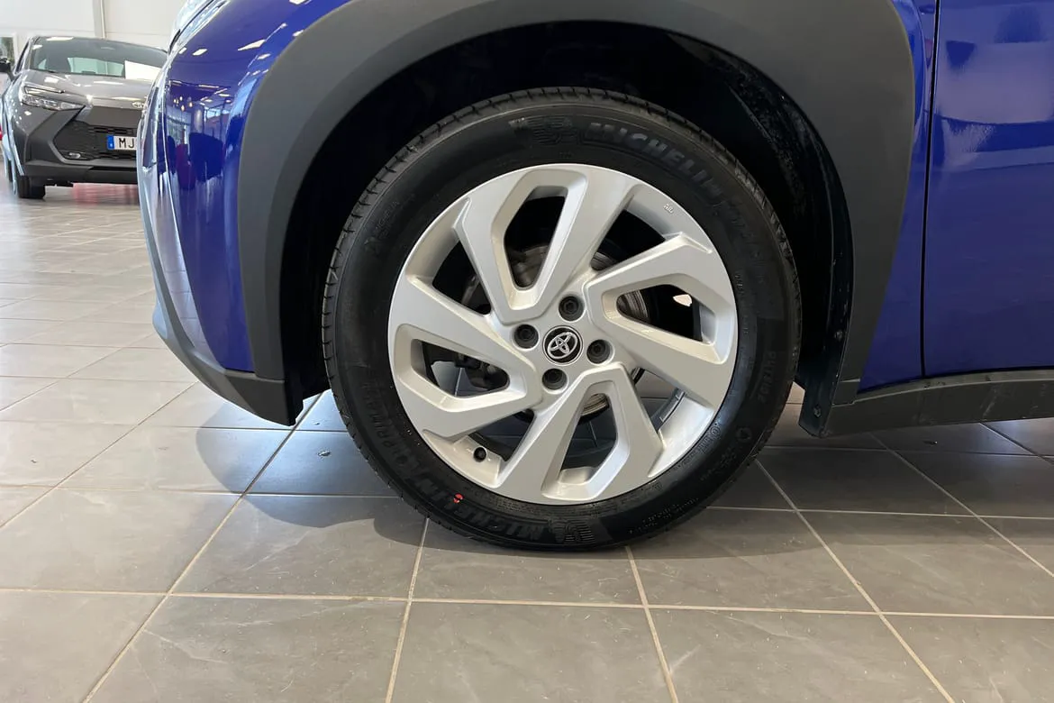 Vehicle image 16