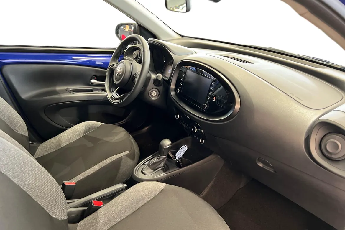 Vehicle image 6