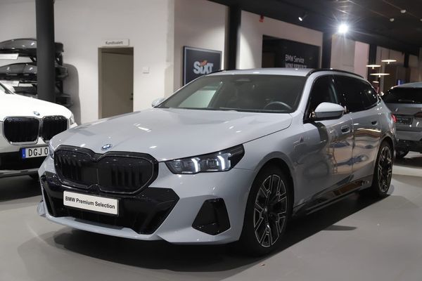 BMW 530 e xDrive Touring / M Sport PRO / Driving + / Rattv... - 2025