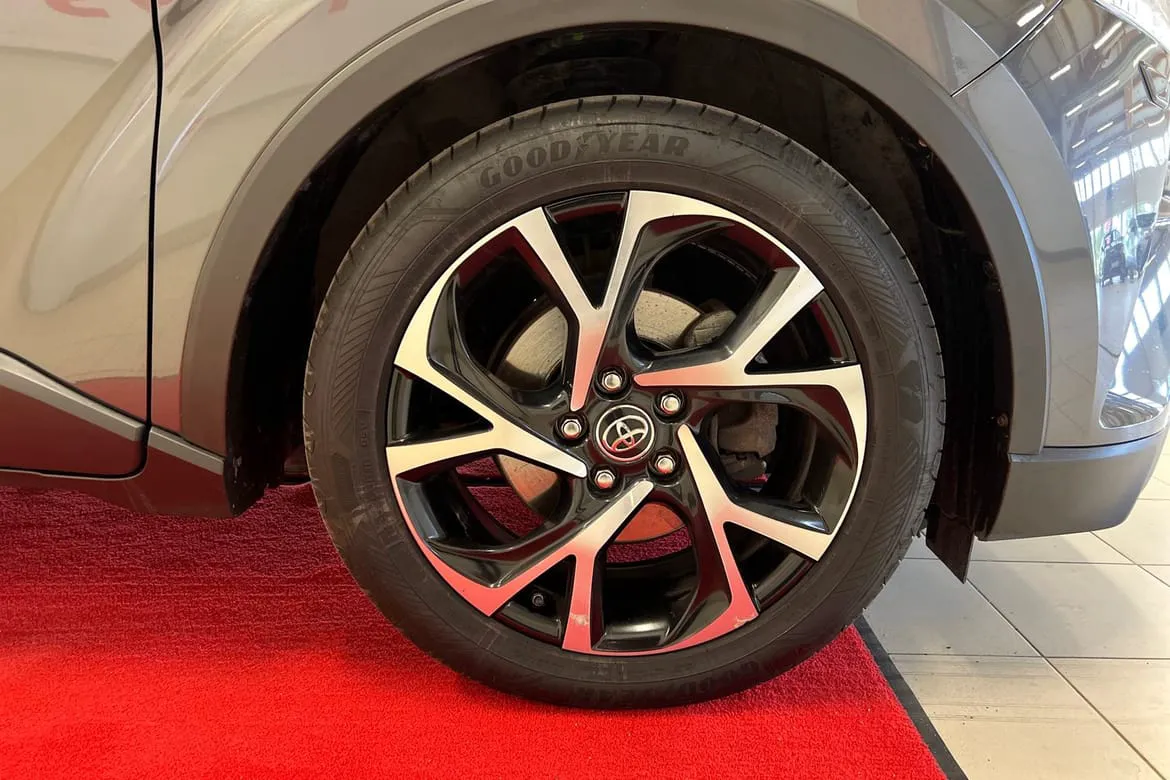 Vehicle image 16