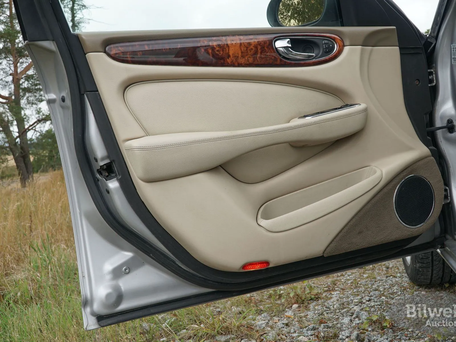 Vehicle image 32
