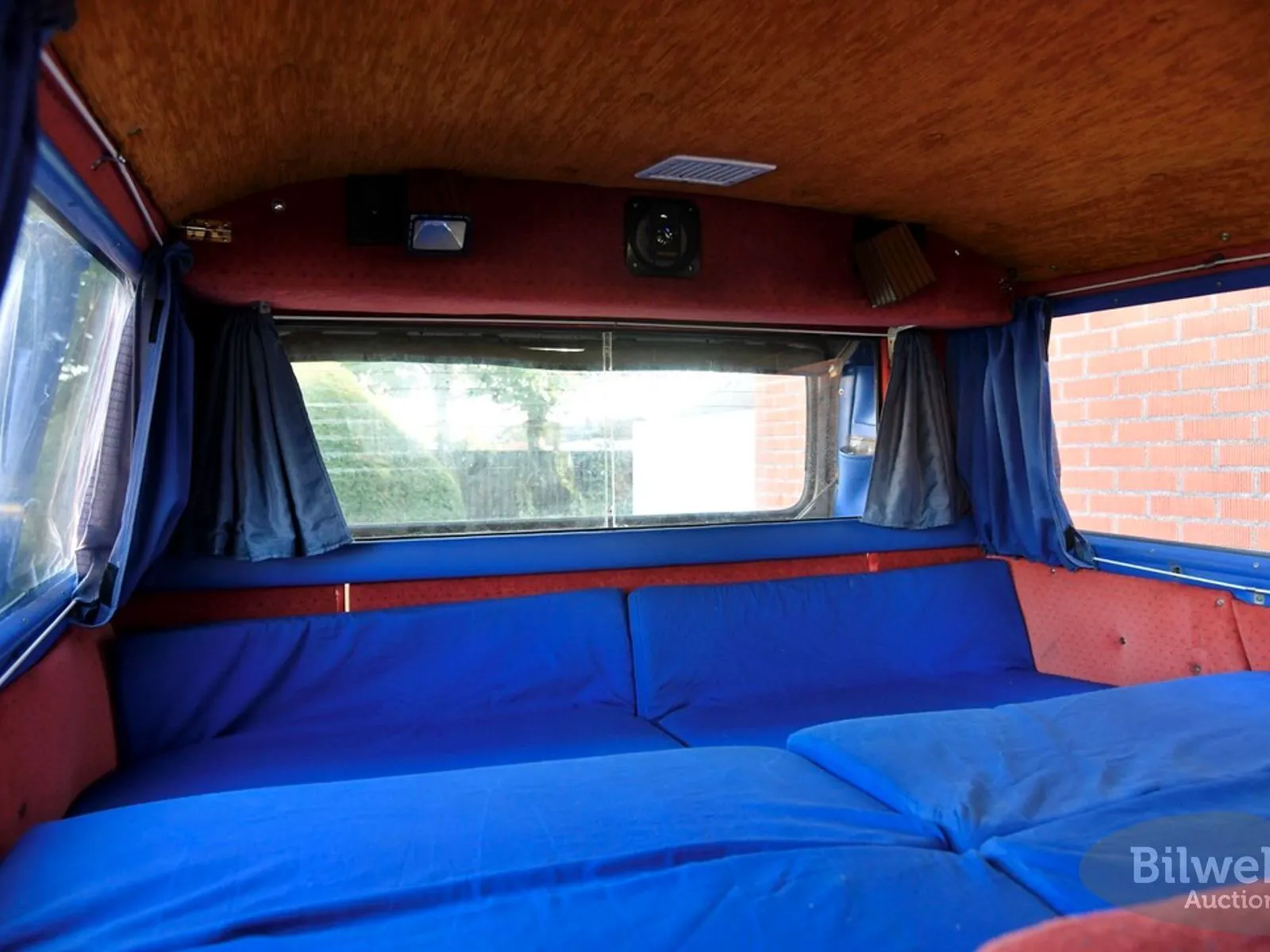 Vehicle image 32