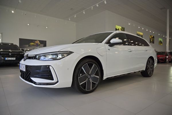 Volkswagen Passat SUPERDEAL** eHybrid 272hk R-Line **t.o.m 30/9!** - 2027