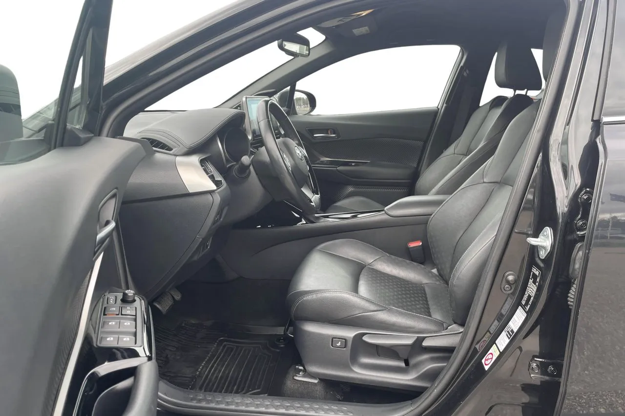 Vehicle image 12