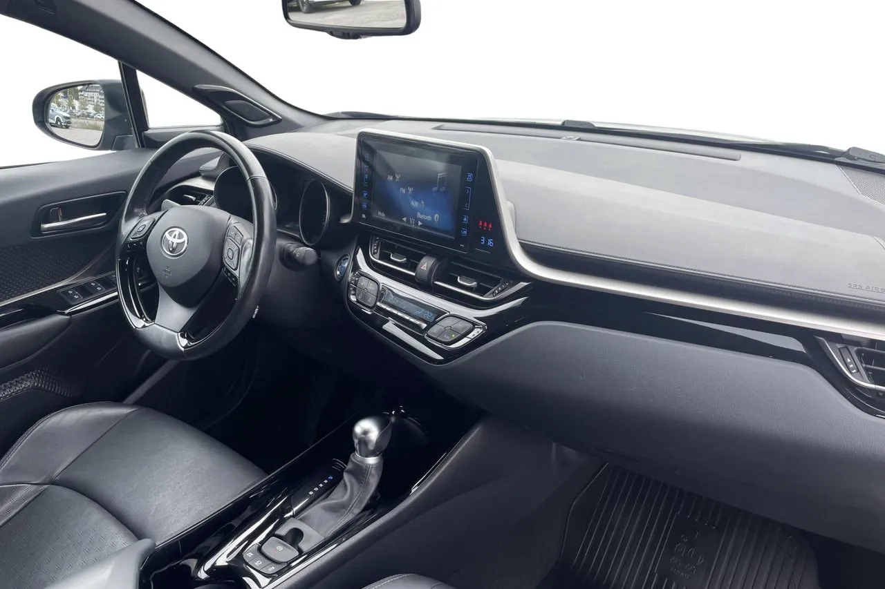 Vehicle image 15