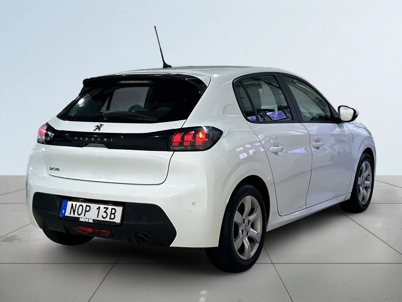 Vehicle image 5
