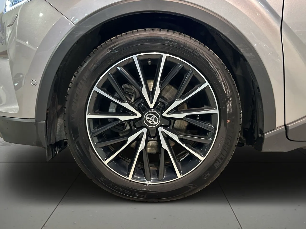 Vehicle image 13