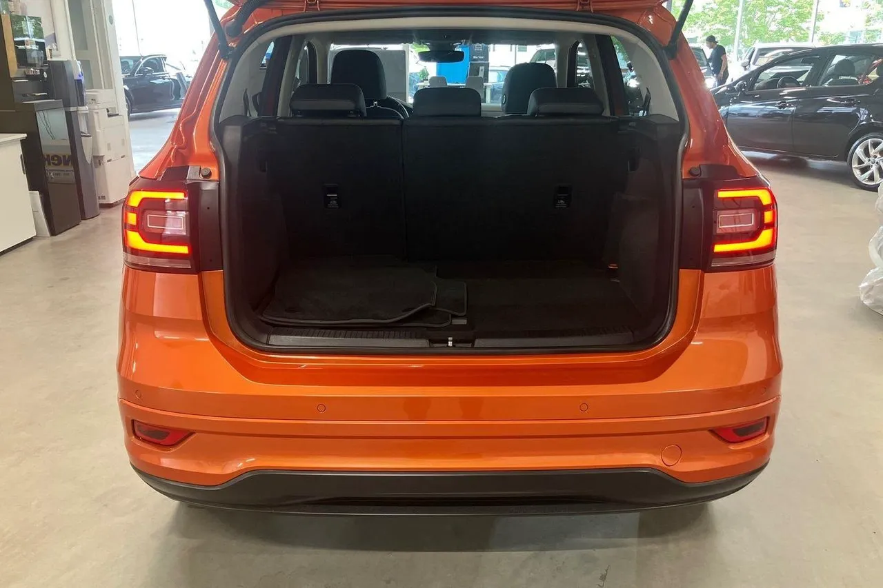 Vehicle image 16