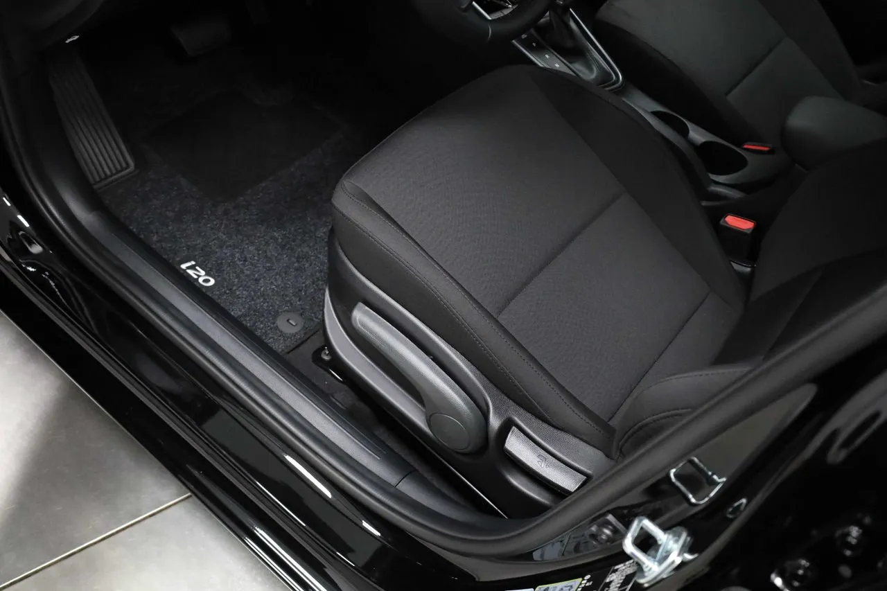 Vehicle image 25